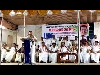 ഒരുഭാഗത്ത് മോദി, മറുഭാഗത്ത് പിണറായി - എന്താണിവിടെ നടക്കുന്നത്?