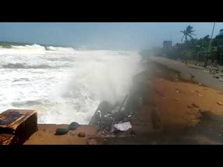 കടല്‍ക്ഷോഭത്തില്‍ ഞെട്ടി ജനങ്ങള്‍