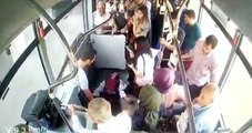 Otobüs şoförü yolcularla birlikte hastayı acile götürdü
