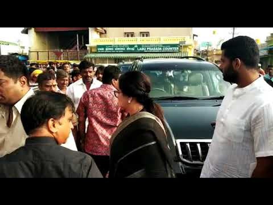 ಚಾಮುಂಡೇಶ್ವರಿ ದೇವಿ ದರ್ಶನ ಮಾಡಿದ ಸುಮಲತಾ ಅಂಬರೀಶ್