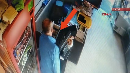 Elini kolunu sallayarak girdi, paraları alıp çıktı