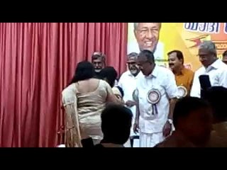 ഇത് ബ്രിട്ടാസ് അങ്കിള്‍ തന്ന പേനയാണ്, കവിത വായിച്ചുകഴിയുമ്പോള്‍ പിണറായി സാര്‍ പേന തരും!