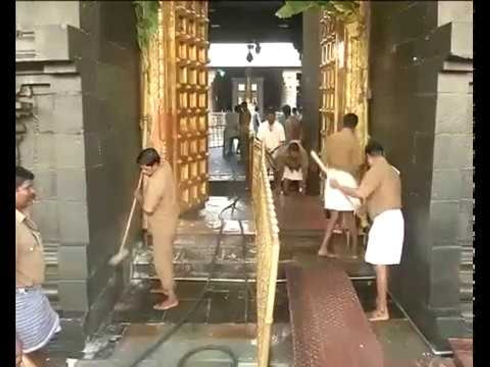 ബ്രഹ്‌മോത്സവം ആരംഭിക്കുന്നതിന് മുമ്പായി തിരുപ്പതി ക്ഷേത്രം ശുചിയാക്കുന്നു
