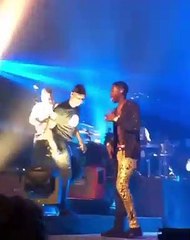 Des pas de danse explosifs pour vous tremper dans le bain du week-end ! Il bouge divinement bien