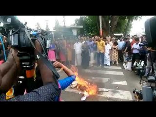 മഹിളാമോര്‍ച്ച പ്രവര്‍ത്തകര്‍ പിണറായി വിജയന്‍റെ കോലം കത്തിക്കുന്നു