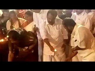 അയ്യപ്പജ്യോതി തെളിച്ച് ശ്രീധരന്‍‌പിള്ള, ശരണമന്ത്രങ്ങളുമായി ആയിരങ്ങള്‍