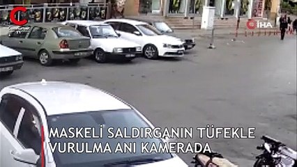 Maskeli saldırganın tüfekle vurma anı kamerada