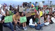 Liseli öğrenciler 'İklim Grevi' yaptı: Hükümetler ve yerel yönetimler 'iklim acil' durumu ilan etmeli