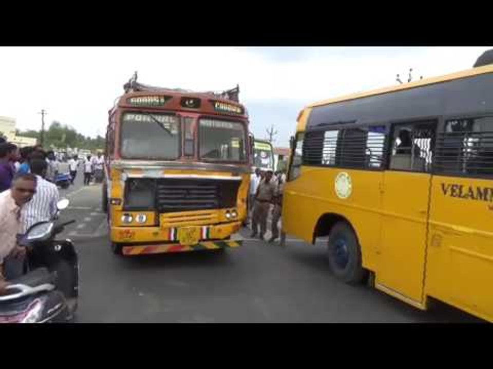 பள்ளி பேருந்து மீது மோதிய மணல் லாரி - அமைச்சர்...