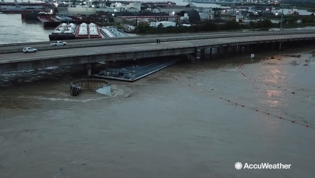 Breakaway barges strike I-10 bridge, shutting d...