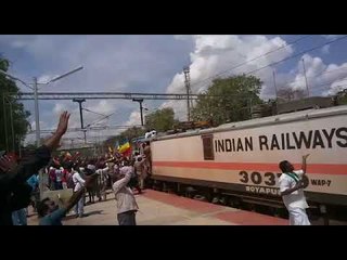 ரயில் மீதி ஏறி போராட்டம் ; மின்சாரத்தில் சிக்கிய வாலிபர்: அதிர்ச்சி வீடியோ