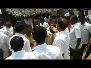 அதிமுக அட்டகாசம் - தினகரன் ஆதரவாளர் சட்டை கிழிப்பு