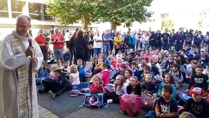 Les cartables des écoliers de Sainte-Marie bénis