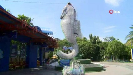 Binlerce plastik şişeden devasa hayvanlar yaptılar
