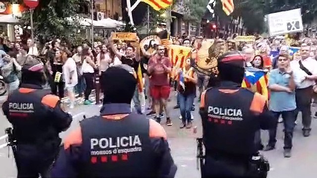 Concentració davant de la caserna de la Guàrdia Civil a la Travessera de Gràcia