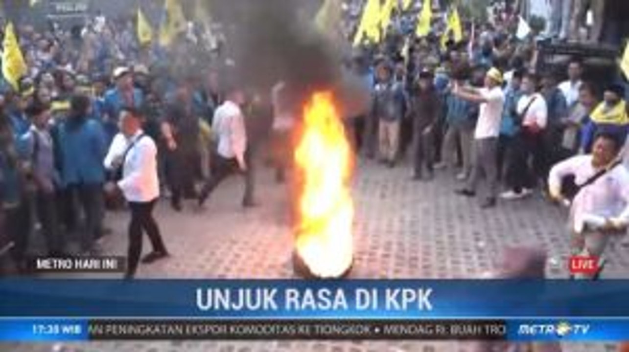 Pengunjuk Rasa Bakar Ban Bekas di KPK