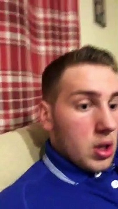 Terrorisé par le chat de son pote, il ne bouge plus du canapé !