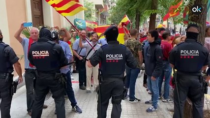 Tensión en Barcelona: españolistas plantan cara a los CDR que cercan un cuartel de la Guardia Civil