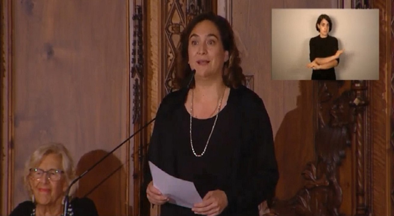 Colau recuerda a los presos y a Open Arms en el pregón de Carmena