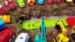 Transporte de camiones cruzando el río con excavadoras montacargas coches juguetes para niños y juguetes