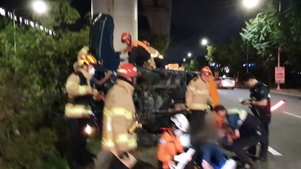 사고 수습하러 오던 레커차 교각 들이받아...30대 운전자 숨져 / YTN