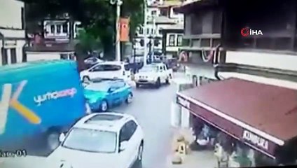 Bolu’da kargo aracının altında kalan yaşlı adam hayatını kaybetti... O anlar kamerada