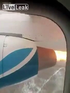Il se rend compte que son avion crache du feu par les réacteurs... bienvenue en Russie !