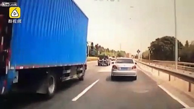 Un automobiliste se prend une planche de bois dans le pare-brise en pleine autoroute