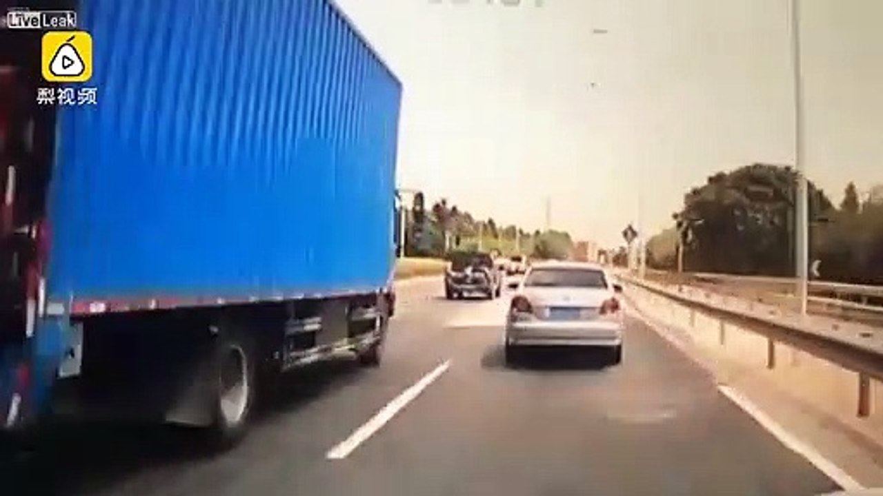 Un automobiliste se prend une planche de bois dans le pare-brise en pleine autoroute