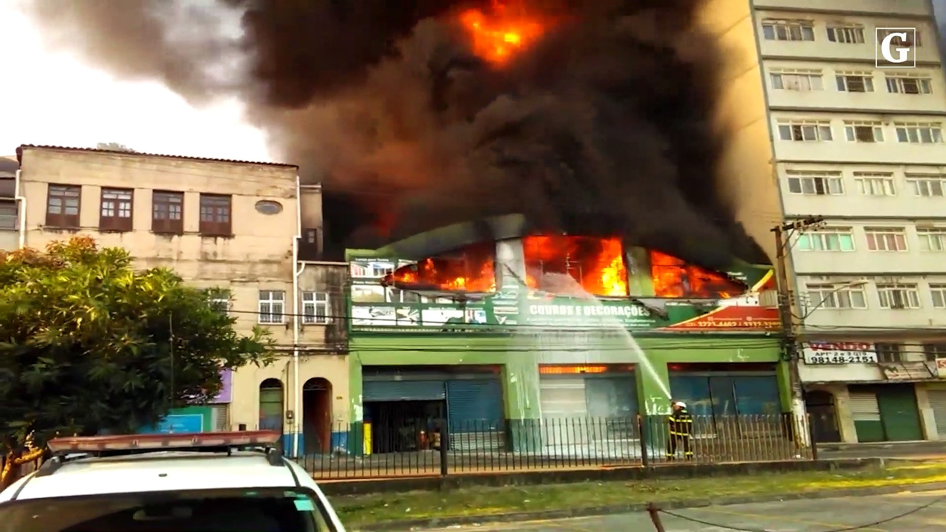 Resultado de imagem para Grande incêndio atinge loja e prédios na Vila Rubim, em Vitória