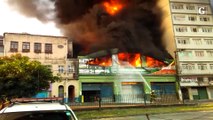 Grande incêndio atinge loja e prédios na Vila Rubim, em Vitória