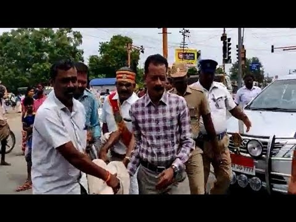 நடுரோட்டில் மயங்கி விழுந்த முதியவரை காப்பாற்றிய கரூர் கலெக்டர்!!