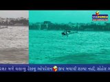 જુહુ બીચમાં ન્હાવા ઉતરેલા 5 યુવકો તણાયા, - Mumbai's Juhu Beach, rescue operation on