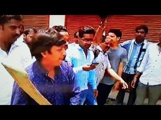 आकाश विजयवर्गीय ने निगम अधिकारी को बल्ले से पीटा