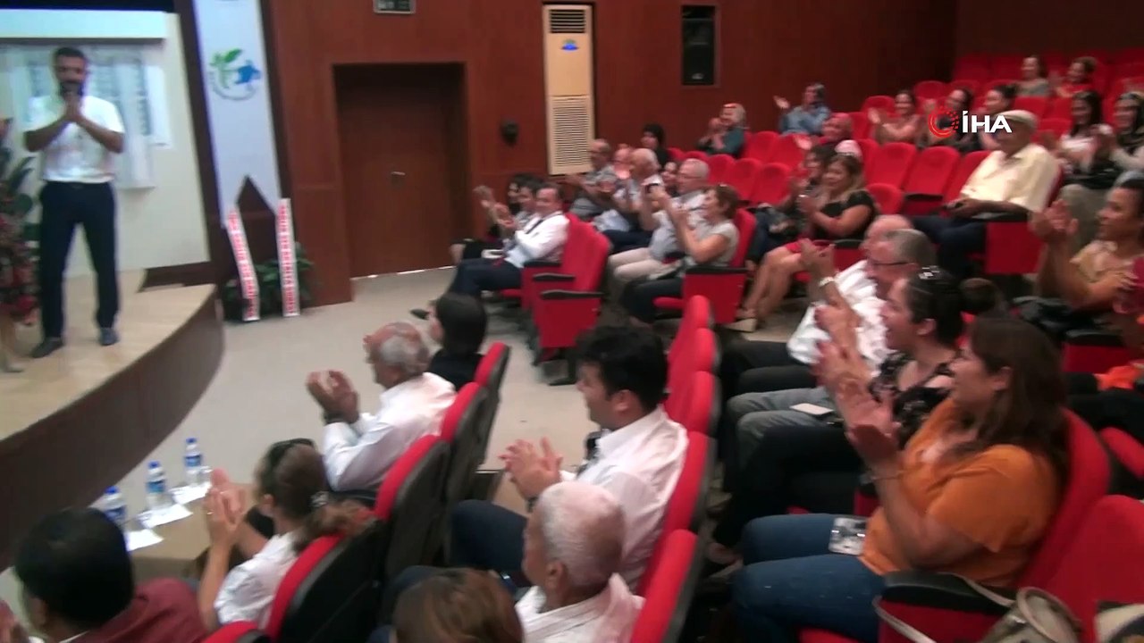 Sağlık çalışanları alzheimer farkındalığı için hem yazdı hem oynadı