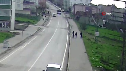 Köpeğin kovaladığı küçük çocuğu otomobil kaldırıma böyle savurdu