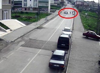 Köpeğin kovaladığı küçük çocuğu otomobil kaldırıma savurdu