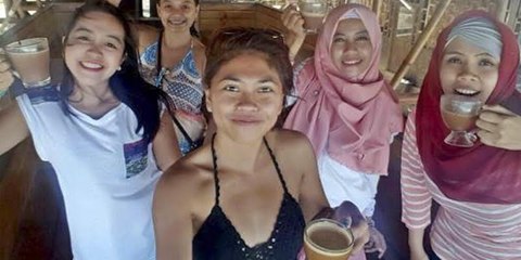 Señoronas la "lían parda" en una boda a cuenta de todo el curry que una lista se ha servido