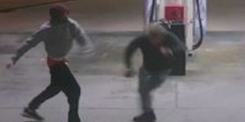 Intentan robarle el coche y se  defiende con valor del anonadado ladrón armado con un frasco de café