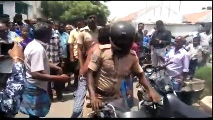 4 வயது சிறுமியை நாசம் செய்தவரை கட்டி வைத்து உதைத்த மக்கள்-வீடியோ