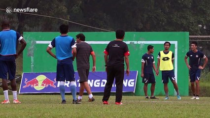 Professional footballers train despite Indonesian haze