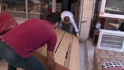 Çöplerden topladığı tahta sünger ve parke tek sermayesi