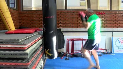 Spor dede muay thai, torunu karateci