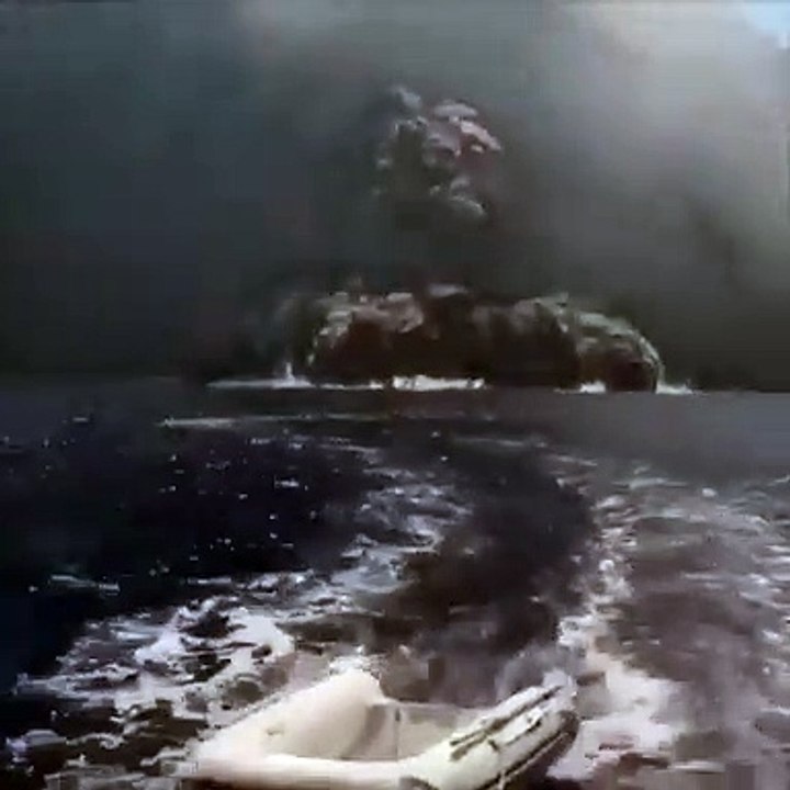 Des personnes en pleine balade sur la mer sont poursuivies par la grande coulée de fumée du volcan Stromboli.