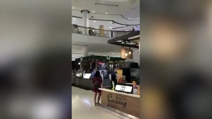 Da miedo verlo: se cae el techo de un centro comercial por las lluvias