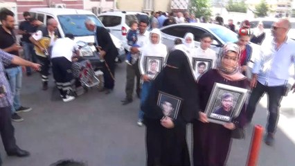 Kulp şehitlerinin ailelerinden HDP önündeki ailelere destek ziyareti