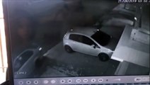 Câmera mostra motorista fugindo após bater em carro estacionado