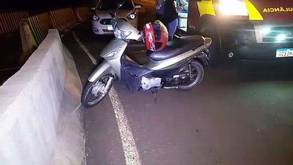 Jovem sofre queda de moto no Bairro Pacaembu