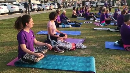 Alzaymır farkındalığı için Kordon'da yoga yaptılar - İZMİR