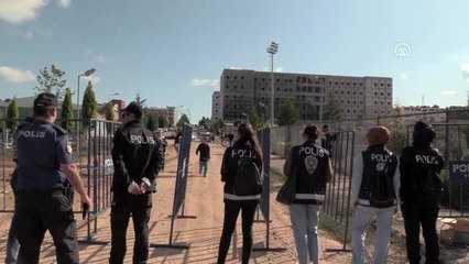 Amatör maçta yanında kadın bulunmayan erkekler stada giremedi